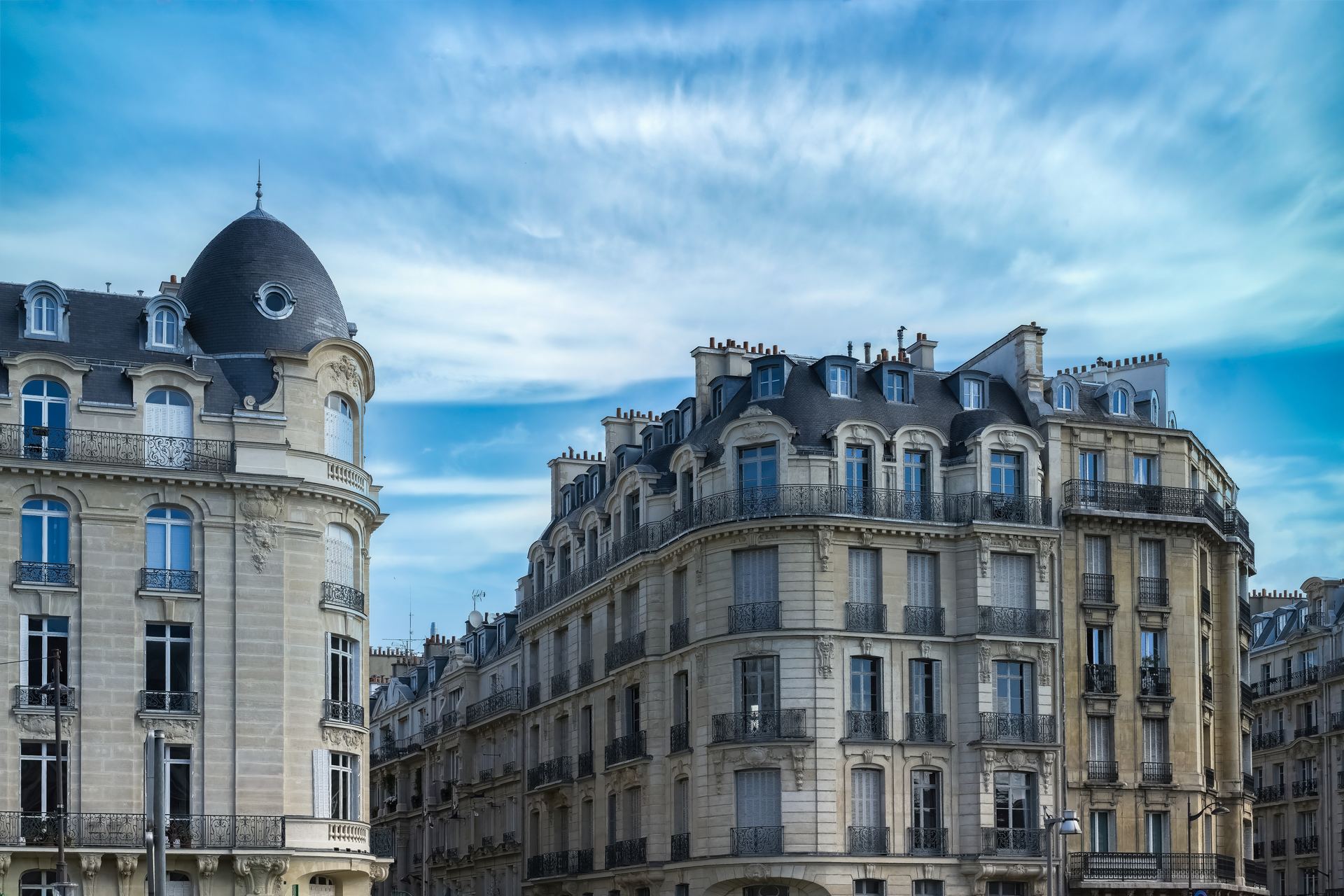 Façades d'immeubles anciens parisiens, rue de Lyon